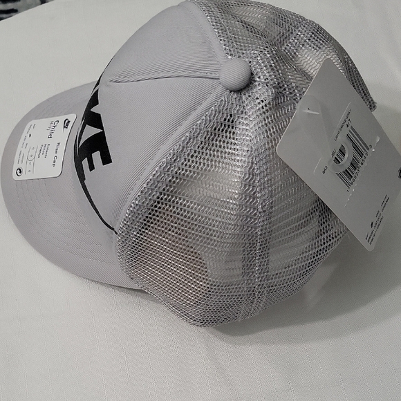 Nike Kids Silver Mesh Cap Size 4-7 - Picture 2 of 8